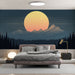 Une chambre moderne avec un papier peint représentant un paysage montagneux stylisé, où un grand soleil dégradé se lève sur une forêt sombre, créant une atmosphère apaisante et rêveuse.