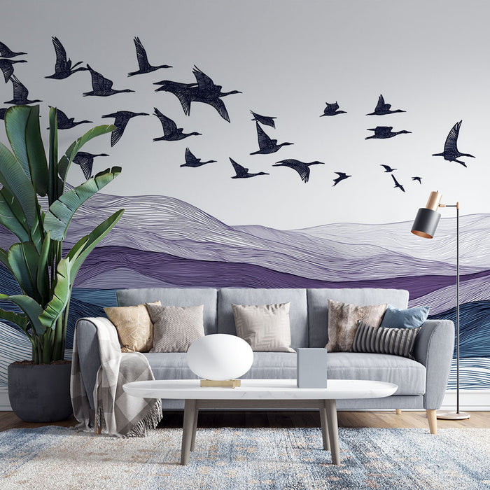 Un salon moderne avec un papier peint représentant des oiseaux en vol sur un fond de collines ondulantes aux teintes violettes et bleues, créant une atmosphère apaisante et poétique.