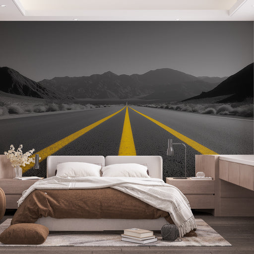 Une chambre moderne avec un papier peint représentant une route désertique en noir et blanc, accentuée par des lignes jaunes vives, créant une ambiance dynamique et inspirante.