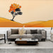 Un salon moderne avec un papier peint représentant un paysage stylisé aux teintes orangées et dorées, évoquant une ambiance chaleureuse et apaisante.
