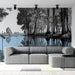 Un salon moderne avec un papier peint représentant un paysage aquatique en noir et blanc, évoquant une ambiance sereine et contemplative.