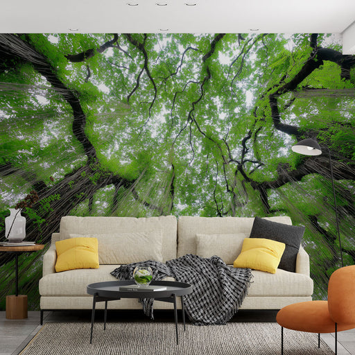 Un salon moderne avec un papier peint représentant une vue plongeante sur un feuillage verdoyant, créant une atmosphère apaisante et naturelle.