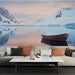 Papier peint paysage glaciaire avec montagnes enneigées et eaux calmes au lever du soleil pour salon moderne