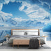Papier peint paysage glaciaire avec vue spectaculaire d'une grotte de glace et montagnes enneigées pour chambre moderne.