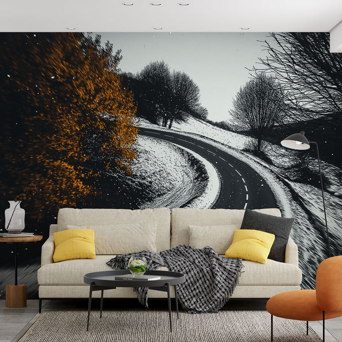 Un salon moderne avec un papier peint en noir et blanc représentant une route sinueuse sous la neige, rehaussé de touches orange évoquant une ambiance dynamique et hivernale.