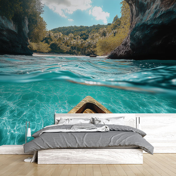 Une chambre moderne avec un papier peint représentant une vue sous-marine turquoise, évoquant une atmosphère paisible et tropicale.