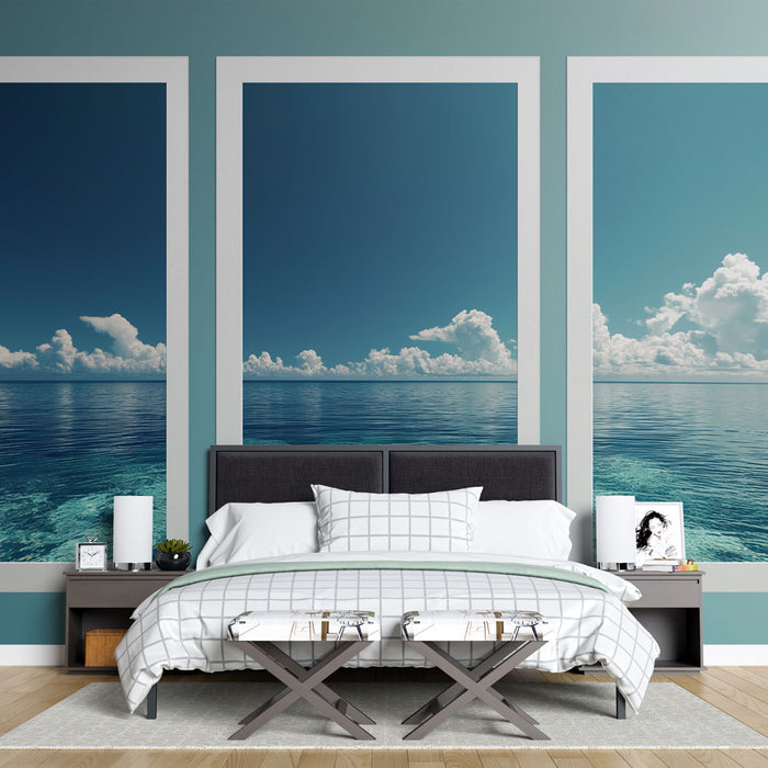 Une chambre apaisante avec un papier peint représentant un paysage marin aux nuances de bleu, évoquant sérénité et évasion.