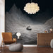 Une pièce moderne avec un papier peint représentant des montagnes stylisées en noir et blanc, créant une ambiance mystérieuse et apaisante.