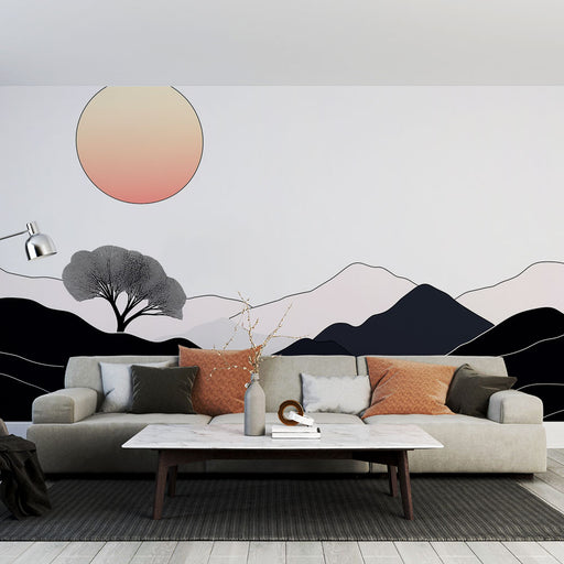 Papier peint paysage minimaliste avec montagnes et arbre stylisé sous un soleil pastel pour salon moderne