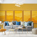 Un salon contemporain avec un papier peint jaune chaleureux représentant des dégradés de montagnes, créant une atmosphère accueillante et lumineuse.
