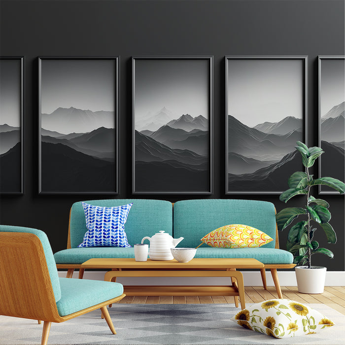 Un salon moderne avec un papier peint noir élégant, mettant en valeur des tableaux monochromes de paysages montagneux, créant une ambiance sophistiquée et apaisante.