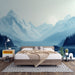 Une chambre apaisante avec un papier peint représentant des montagnes bleues et un lac, créant une atmosphère sereine et naturelle.