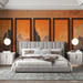 Une chambre moderne avec un papier peint aux nuances orange et brunes représentant des montagnes, créant une ambiance chaleureuse et apaisante.