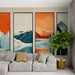 Un salon moderne avec un papier peint représentant des paysages montagneux stylisés en teintes orange, bleu et beige, créant une atmosphère chaleureuse et apaisante.