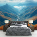 Une chambre moderne avec un papier peint représentant des montagnes majestueuses aux teintes bleues et orangées, créant une atmosphère apaisante et naturelle.