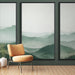 Une pièce moderne avec un papier peint représentant des paysages montagneux en dégradés de verts, créant une atmosphère apaisante et naturelle.