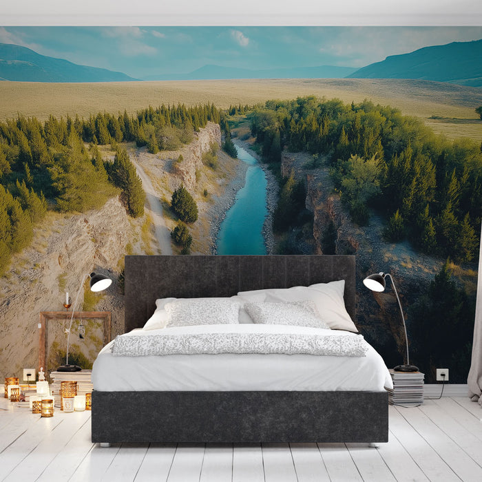 Une chambre moderne avec un papier peint représentant un paysage naturel apaisant, où un ruisseau serpente entre des collines verdoyantes sous un ciel bleu.