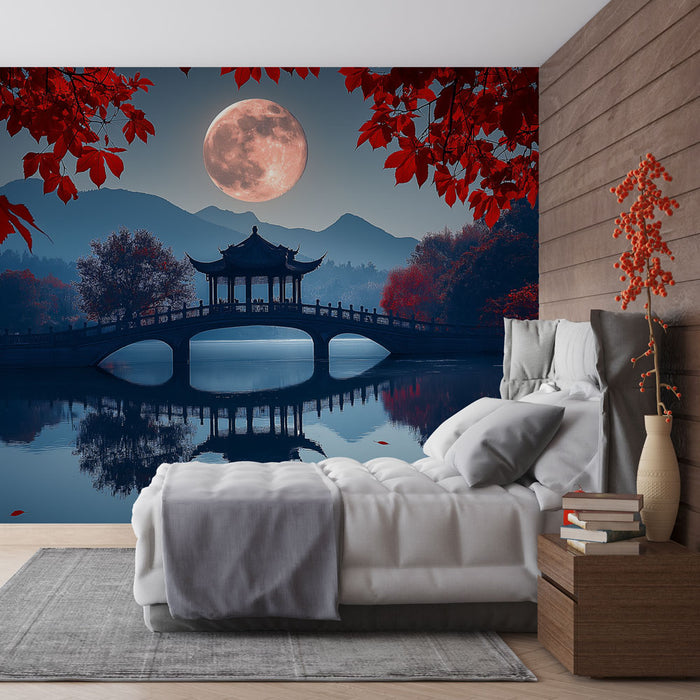 Une chambre apaisante avec un papier peint représentant un paysage asiatique nocturne, où un pont se reflète sous une pleine lune, entouré de feuillage rouge vif.