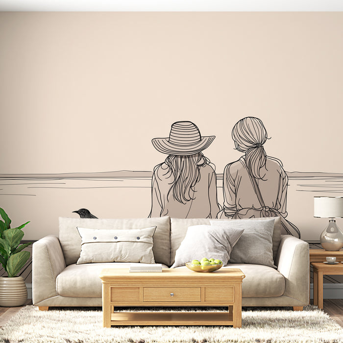 Une pièce de salon avec un papier peint illustratif représentant deux femmes assises de dos, évoquant une ambiance douce et contemplative sur fond beige.