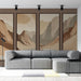 Un salon moderne avec un papier peint représentant des paysages montagneux aux teintes brunes et beige, créant une atmosphère chaleureuse et apaisante.