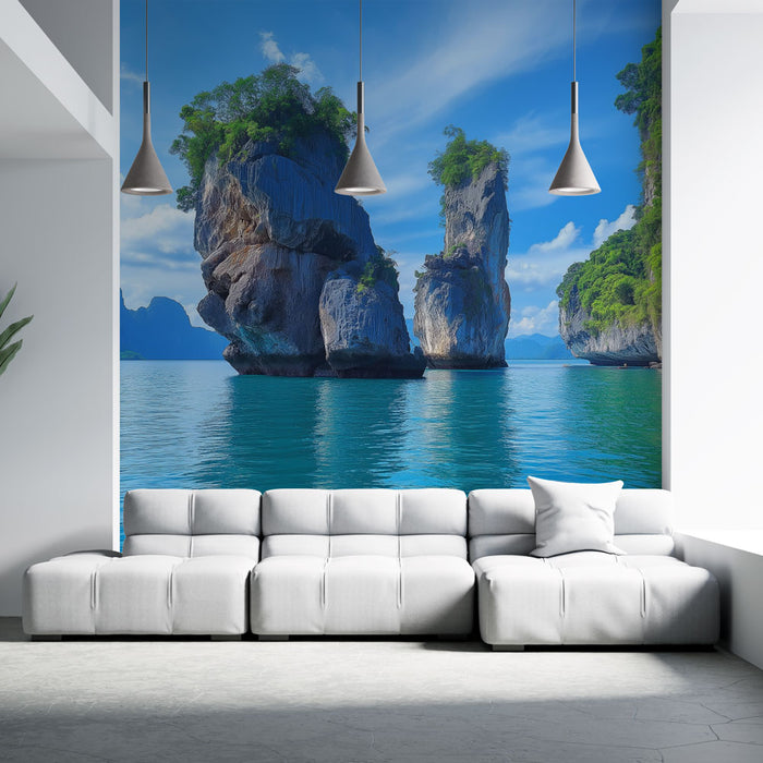 Un salon moderne avec un papier peint représentant un paysage marin spectaculaire, où des formations rocheuses se dressent majestueusement sur un fond bleu éclatant.