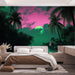 Une chambre moderne avec un papier peint tropical aux teintes vertes et roses, représentant un paysage nocturne apaisant avec des palmiers et une lune éclatante.