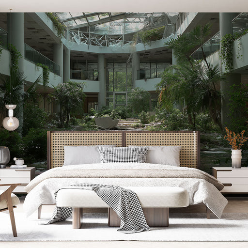 Une chambre moderne avec un papier peint représentant une jungle urbaine abandonnée, mêlant verdure luxuriante et architecture dégradée, créant une atmosphère à la fois mystérieuse et apaisante.