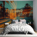 Une chambre contemporaine avec un papier peint représentant une scène urbaine dynamique, mêlant des teintes turquoise et orange, évoquant une ambiance vivante et moderne.