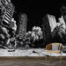Une pièce moderne avec un papier peint en noir et blanc représentant un paysage urbain post-apocalyptique, créant une atmosphère intrigante et dramatique.