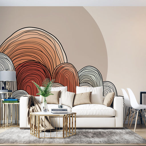 Un salon contemporain avec un papier peint abstrait aux formes ondulées dans des teintes terracotta et beige, créant une atmosphère chaleureuse et accueillante.