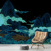 Une pièce moderne avec un papier peint représentant des montagnes stylisées et des nuages turquoise sur fond noir, créant une ambiance mystique et apaisante.