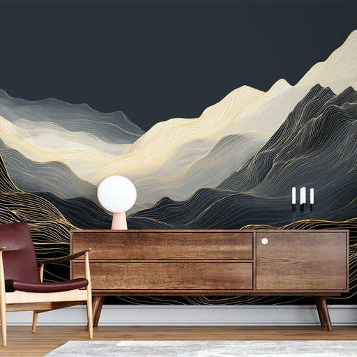 Un salon moderne avec un papier peint abstrait représentant des montagnes stylisées en lignes dorées et blanches sur fond noir, créant une ambiance élégante et apaisante.
