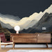 Un salon moderne avec un papier peint abstrait représentant des montagnes stylisées en lignes dorées et blanches sur fond noir, créant une ambiance élégante et apaisante.
