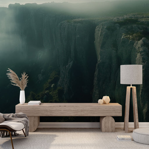 Une pièce moderne avec un papier peint représentant des falaises sombres et brumeuses, créant une atmosphère mystérieuse et apaisante.