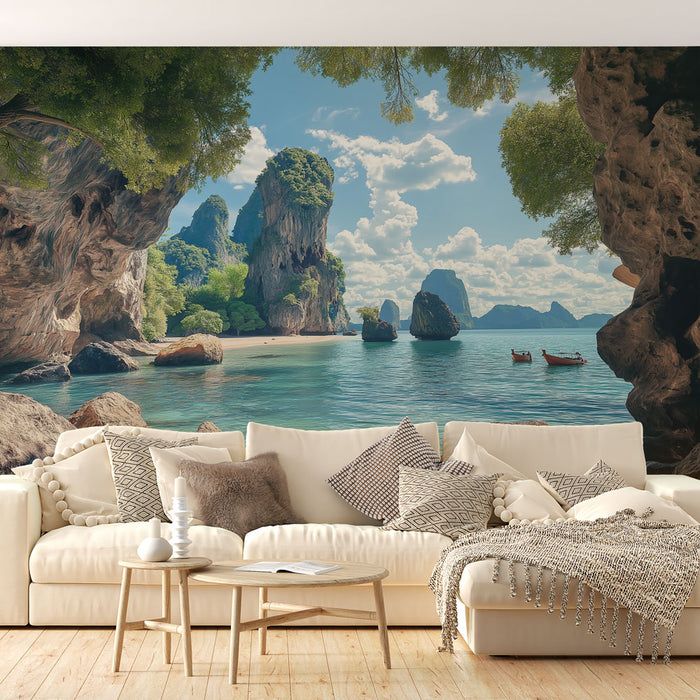 Un salon lumineux avec un papier peint représentant un paysage côtier idyllique, mêlant rochers majestueux et eaux turquoise, créant une atmosphère apaisante et naturelle.