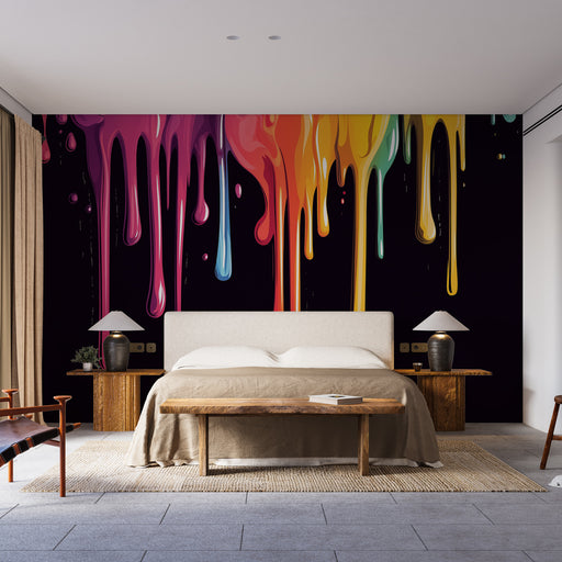Une chambre moderne avec un papier peint artistique représentant des coulures de peinture colorées sur fond noir, créant une atmosphère dynamique et créative.