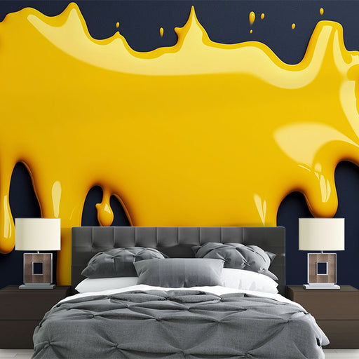 Une chambre moderne avec un papier peint artistique représentant une éclaboussure jaune vif sur fond bleu, créant une ambiance dynamique et créative.