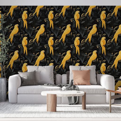 Un salon moderne avec un papier peint tropical noir illustrant des perroquets jaunes perchés sur des feuillages sombres, créant une ambiance vivante et exotique.