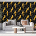 Un salon moderne avec un papier peint tropical noir illustrant des perroquets jaunes perchés sur des feuillages sombres, créant une ambiance vivante et exotique.