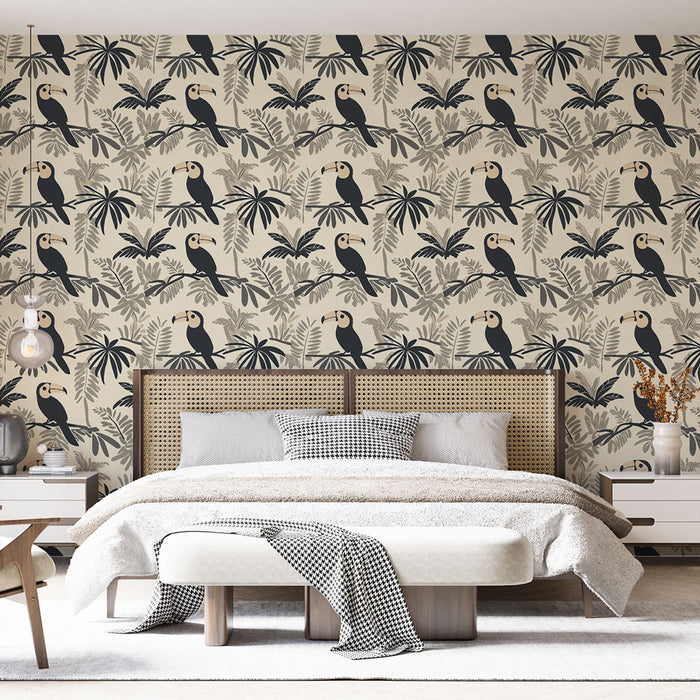 Une chambre élégante avec un papier peint tropical beige illustrant des perroquets noirs et des feuillages, créant une ambiance vivante et chaleureuse.