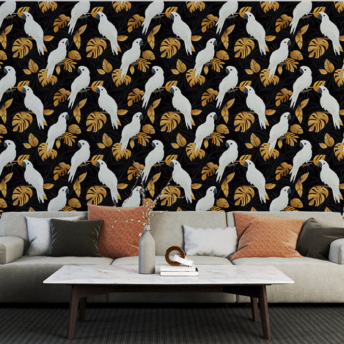 Un salon contemporain avec un papier peint tropical noir orné de perroquets blancs et de feuilles dorées, créant une ambiance exotique et chaleureuse.
