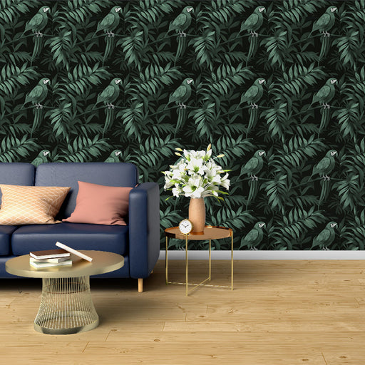 Un salon contemporain avec un papier peint tropical représentant des perroquets verts perchés sur un fond noir, créant une ambiance exotique et vivante.