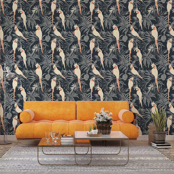 Un salon moderne avec un papier peint tropical représentant des perroquets sur un fond bleu nuit, créant une ambiance vivante et exotique.