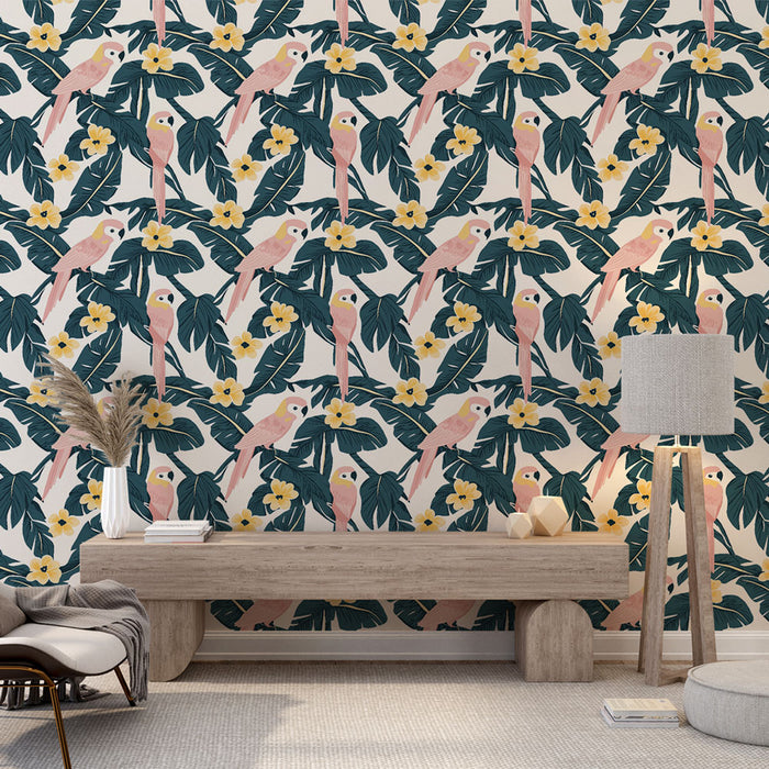 Une pièce lumineuse avec un papier peint tropical représentant des perroquets roses et des feuilles vertes sur fond clair, créant une ambiance joyeuse et vivante.