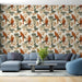 Un salon contemporain avec un papier peint tropical aux motifs de perroquets et de fleurs aux teintes chaudes, créant une atmosphère vivante et accueillante.
