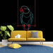 Un salon moderne avec un papier peint noir illustrant un perroquet en néon bleu et rouge, créant une ambiance artistique et dynamique.