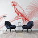 Une salle de séjour moderne avec un papier peint illustrant un perroquet rouge stylisé sur fond de palmiers, créant une ambiance tropicale et vivante.