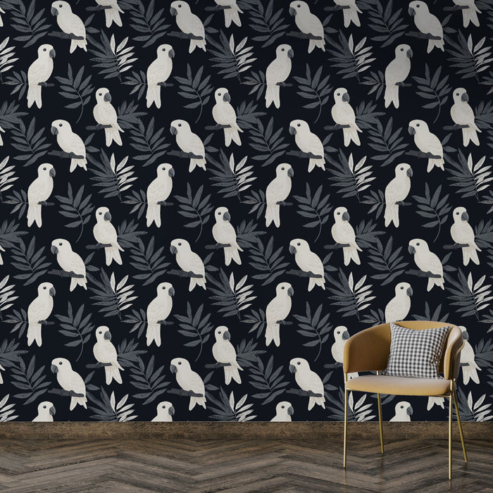 Une pièce moderne avec un papier peint tropical représentant des perroquets blancs sur fond noir, agrémenté de feuillages délicats, créant une ambiance élégante et vivante.