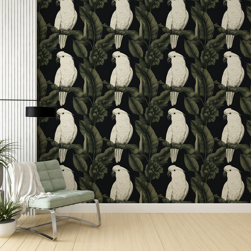 Une pièce moderne avec un papier peint tropical noir illustrant des perroquets blancs perchés sur de grandes feuilles vertes, créant une ambiance exotique et vivante.