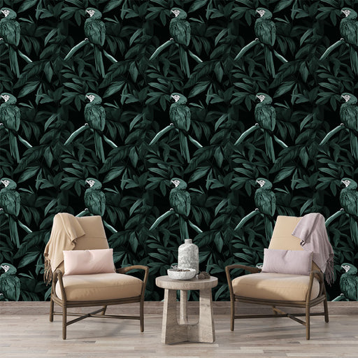 Un salon moderne avec un papier peint tropical représentant des perroquets verts sur fond noir, créant une atmosphère exotique et chaleureuse.